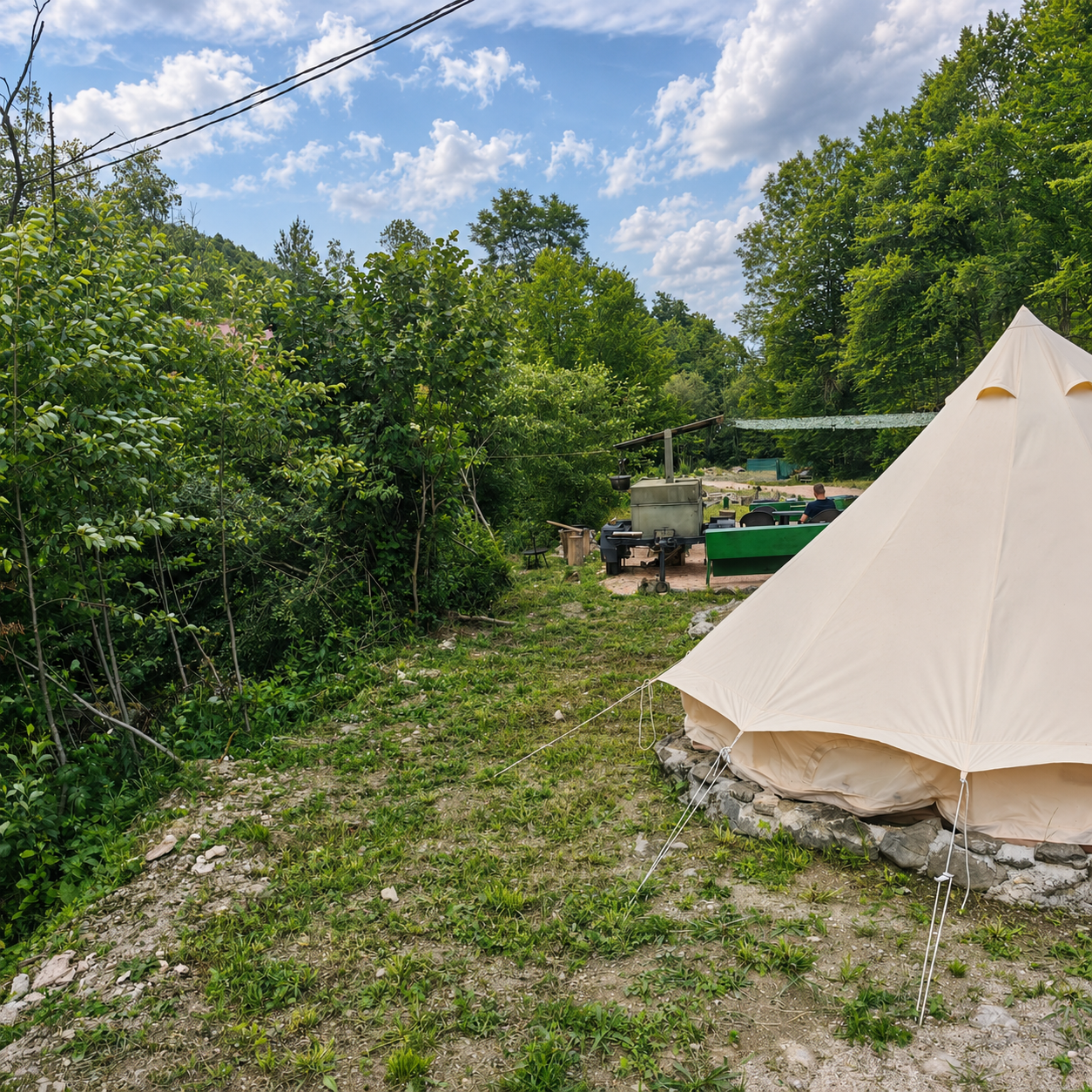 Cort lodge safari montat pe platforma, in poiana campingului