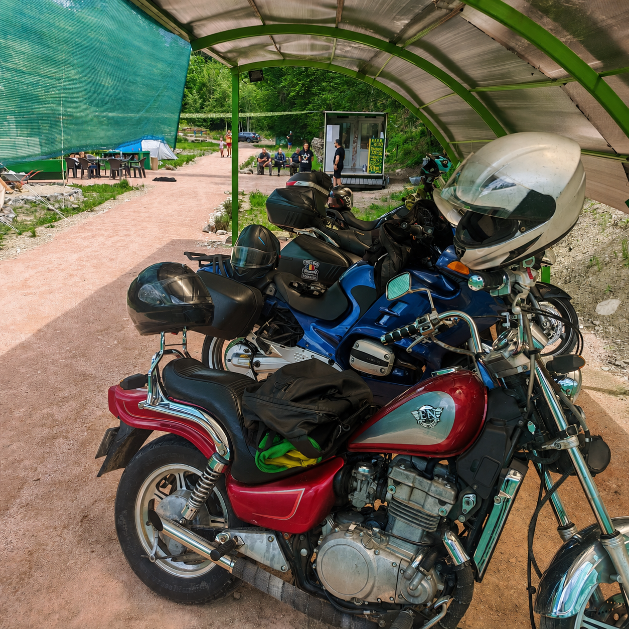 Motociclete parcate sub copertina acoperita din Evergreen Motto Camping Sohodol